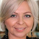 Violetta Arlak als Saleswoman at the Wedding Shop