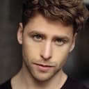 Mitch Hewer als Steven Stevens