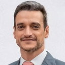 Tiago Scheuer als Self - Host