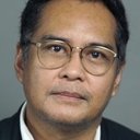 John Arcilla als Sir Fernando Ayala