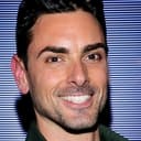 Ryan Driller als James Mason