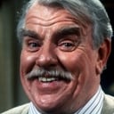 Windsor Davies als Man in Crowd Outside Travel Agents (uncredited)