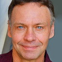 Roger Hewlett als Officer Morelli