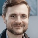 Phil Laude als Bienert