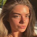 Maddy Bryan als Young Kat Gill