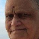 Vidula Javalgekar als 'Auntie' Patiraji