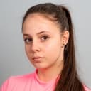 Celine Peña als Young Mónica