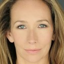 Taylor Lawrence als Angela