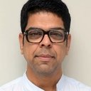 Murli Sharma als Airport Officer