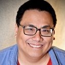 John Yuan als Stuart Nevins