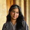 Zara Imran als Sara