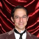 Price Waldman als English Butler