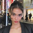 Özge Bilici als Defne