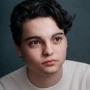 Max Burkholder als Max