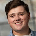 Braxton McCollum als El Conquistador Desk Clerk