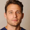 Travis Oliver als John Hoyt