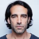 Philipp Stix als Bobby Lugano