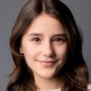 Darcey Ewart als Olivia
