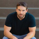 Jordan Thoma als Officer Barnett