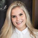 Nelly Hirst-Gee als Kiusaajatyttö koululla