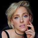 Briallen Clarke als Amy