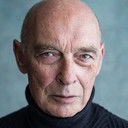 James Faulkner als Uncle Geoffrey