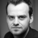 Joshua Higgott als Assistant (Dr. James)