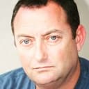 Chris Bartholomew als Police Officer 1