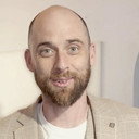 Peter Shukoff als Surfer Dude