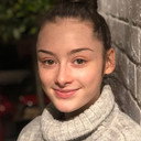 Julia Carlile als Hazel