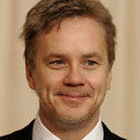 Tim Robbins als B