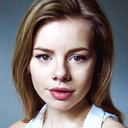 Raven Cousens als Lacey Swanson