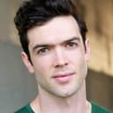 Ethan Peck als Pascal