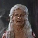 Beryl Te Wiata als Mrs. Simmons