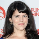 Emily Axford als Sundry Sidney