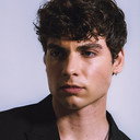 Noah Andre als Dr. John Miller