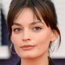 Emma Mackey als Jacqueline de Bellefort