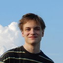 Silas Ditters als Man die dobbelsteen pakt