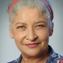 June van Merch als Aunty Valerie