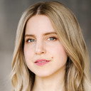 Clare Bastable als Island Medic