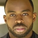 Yinka Adeboyeku als NYPD Officer