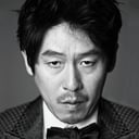 Sol Kyung-gu als Dong-hoon