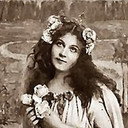 Florence Barker als The Woman