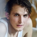 Joshua Seelenbinder als Adolf Eichmann