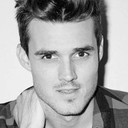 Josh Yeo als John Gavin