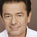 Adrian Zmed als Adrian Zmed