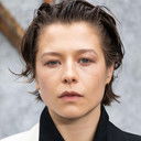 Emma D'Arcy als Hazel