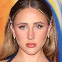 Ava Kolker als Augie