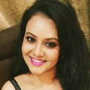 Priya Gamre als Maya
