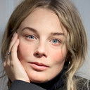 Ida Engvoll als Carina